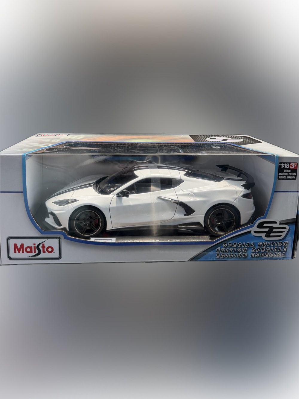 MAISTO 2020 CHEVROLET CORVETTE STINGRAY COUPE 1/18 HIGH WING w/ STRIPES WHITE